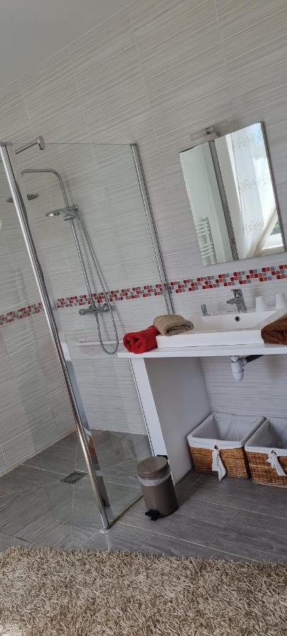 Hotel Le 6 3 Home Port En Bessin Bagian luar foto